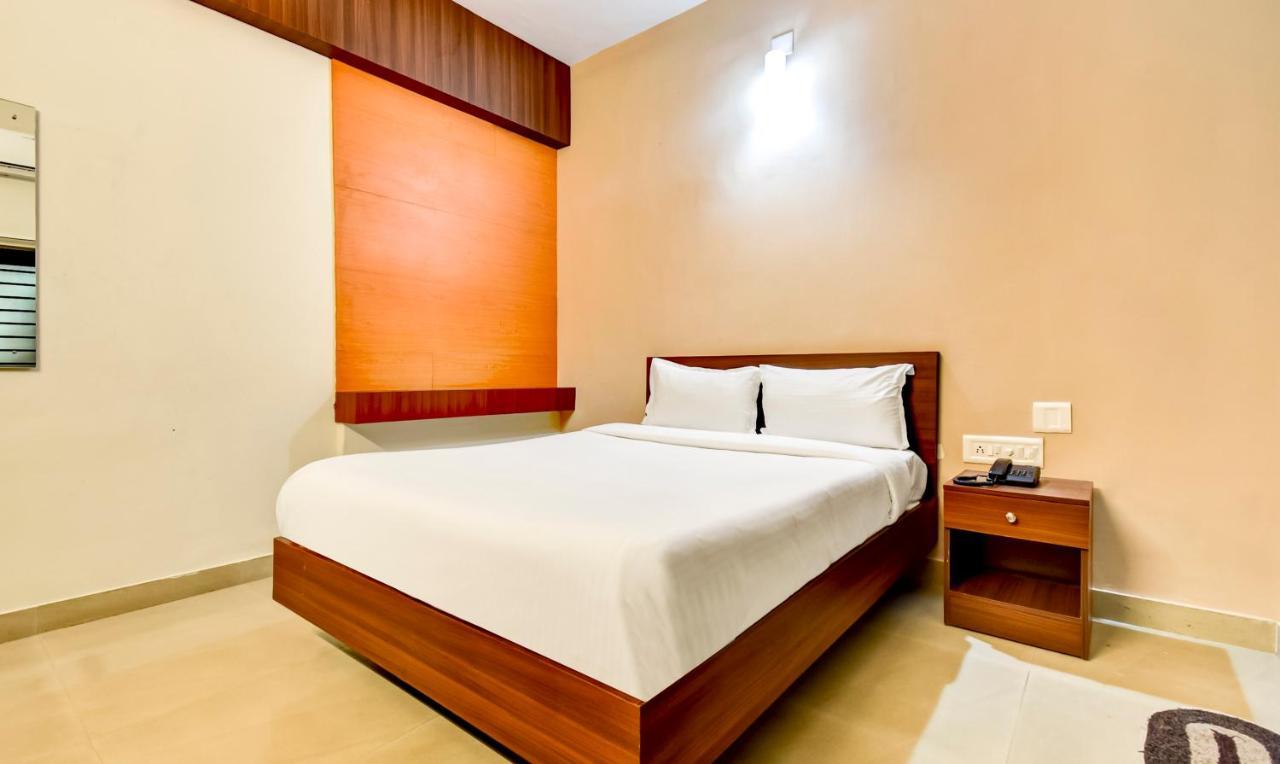 Hotel Aspire Maradu Kochi Exterior foto